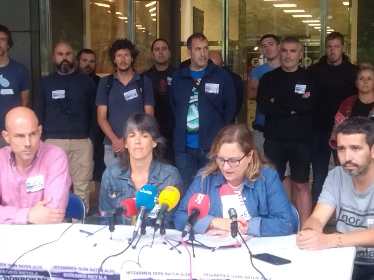 Representantes de los siete sindicatos, durante la comparecencia.