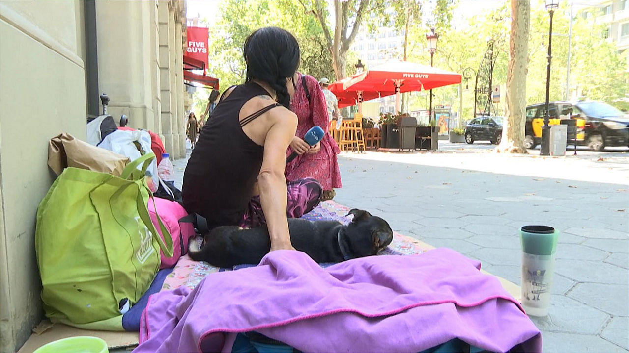 Etxegabe bat Bartzelonako kale batean. EITB Mediaren bideo batetik ateratako argazkia.