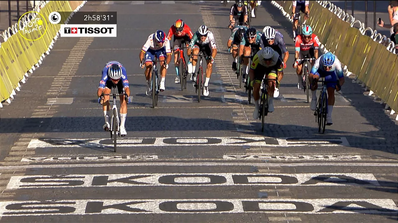 Jasper Philipsen en la llegada a meta.