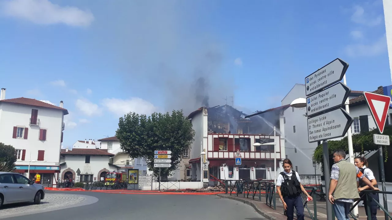 El incendio ha comenzado de madrugada. Foto: EITB