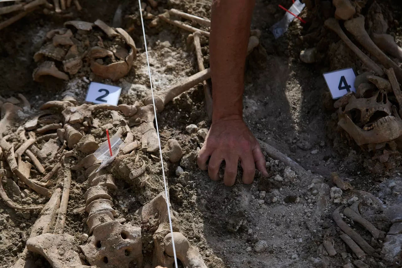 Un cuerpo de un fusilado en las fosas de Paternáin (Navarra). Foto: EFE