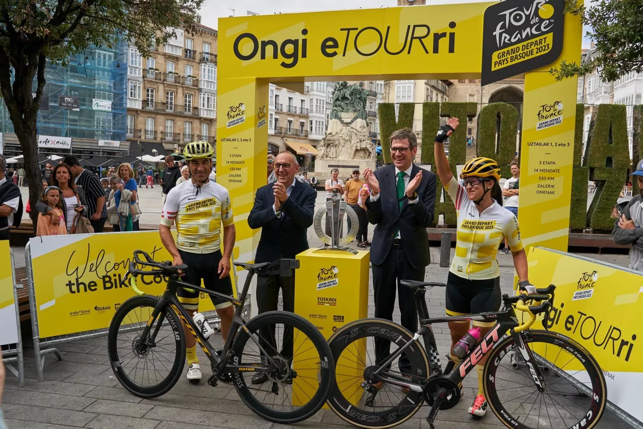 El trofeo del Tour de Francia 2023 en Vitoria-Gasteiz. Foto: EFE