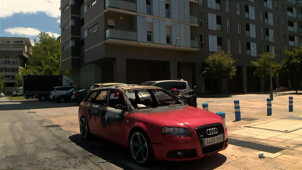 El vehículo quemado por el detenido en Pasaia (Gipuzkoa). Imagen: EITB Media