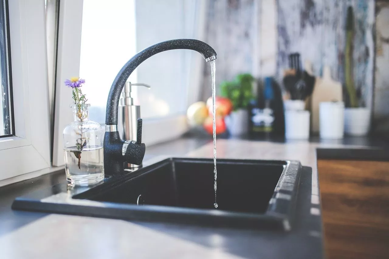 Un grifo de agua abierto en una vivienda. Foto: Pixabay
