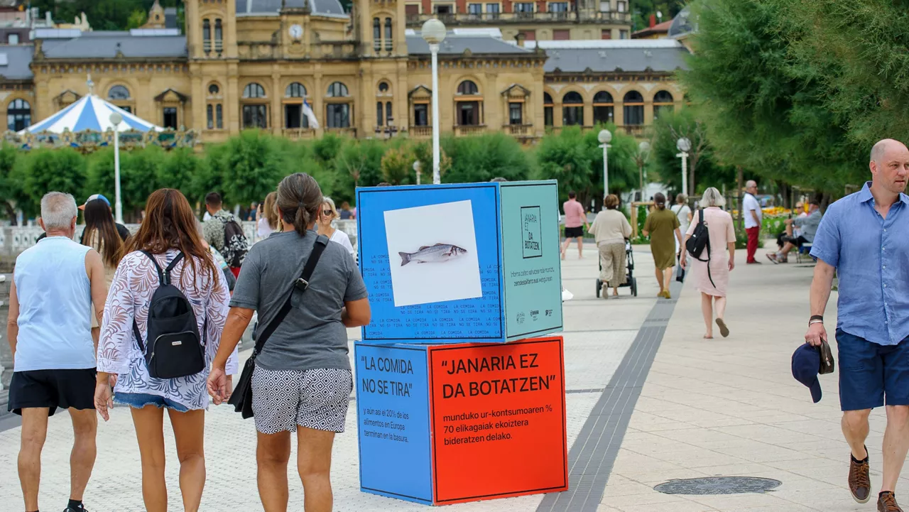 Campaña 'La comida no se tira' en San Sebastián. Foto: IREKIA.