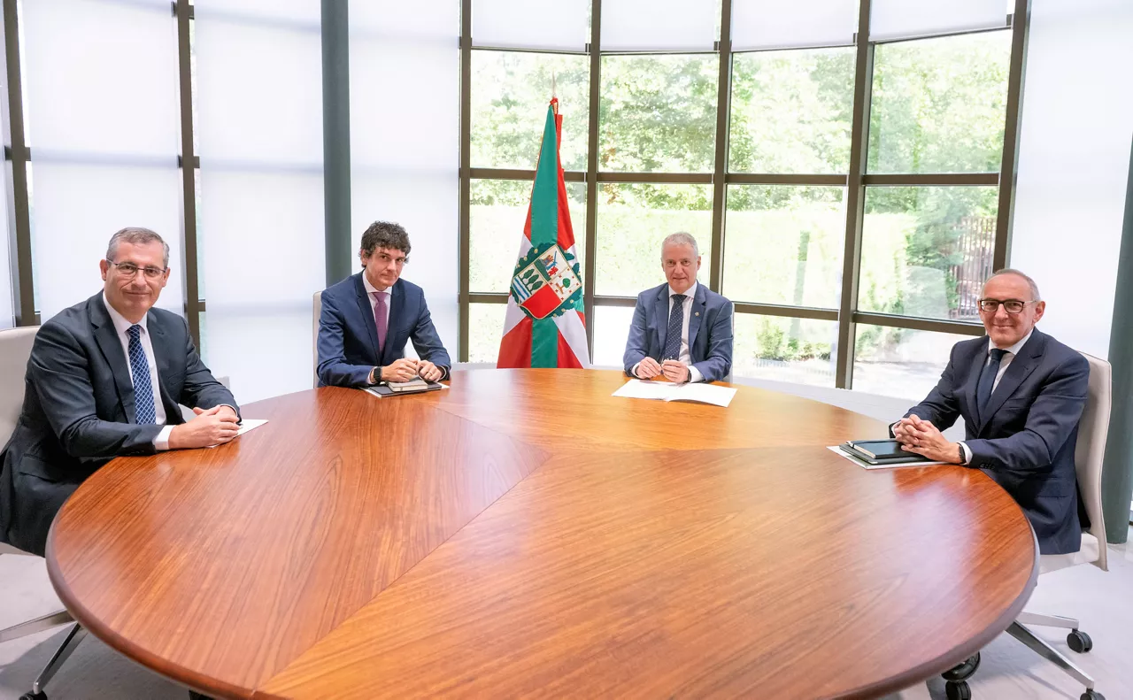 El lehendakari Iñigo Urkullu junto a los tres diputados generales. Foto: Irekia