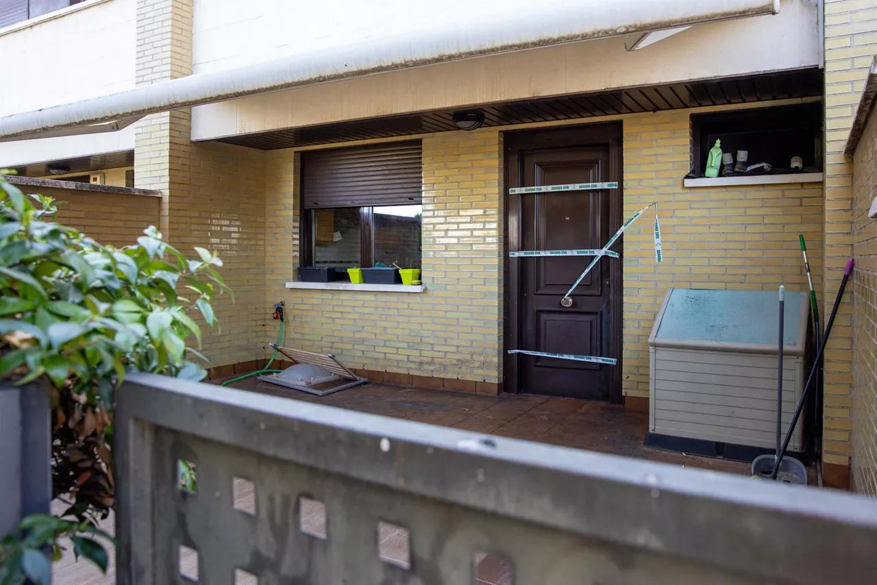 Han entrado en varios locales y domicilios, como en una vivienda unifamiliar de Lardero. Foto: EFE