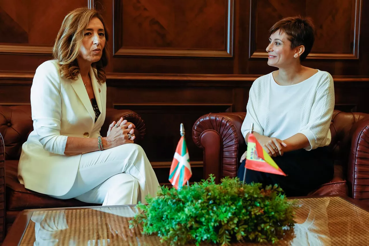 Olatz Garamendi sailburua Isabel Rodriguez Lurralde Politikarako ministro ohiarekin. Argazkia: EFE