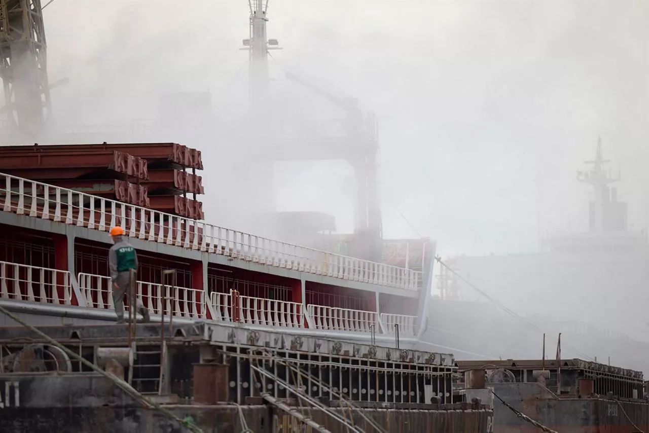 Un carguero en el puerto de Odesa (Ucrania). Foto: EFE