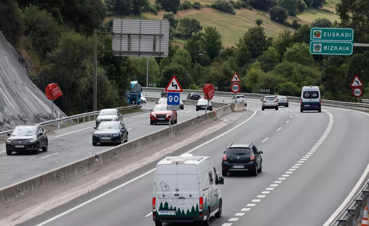 A-8 errepidean Bizkaia eta Kantabriako mugan. Artxiboko argazkia: EFE