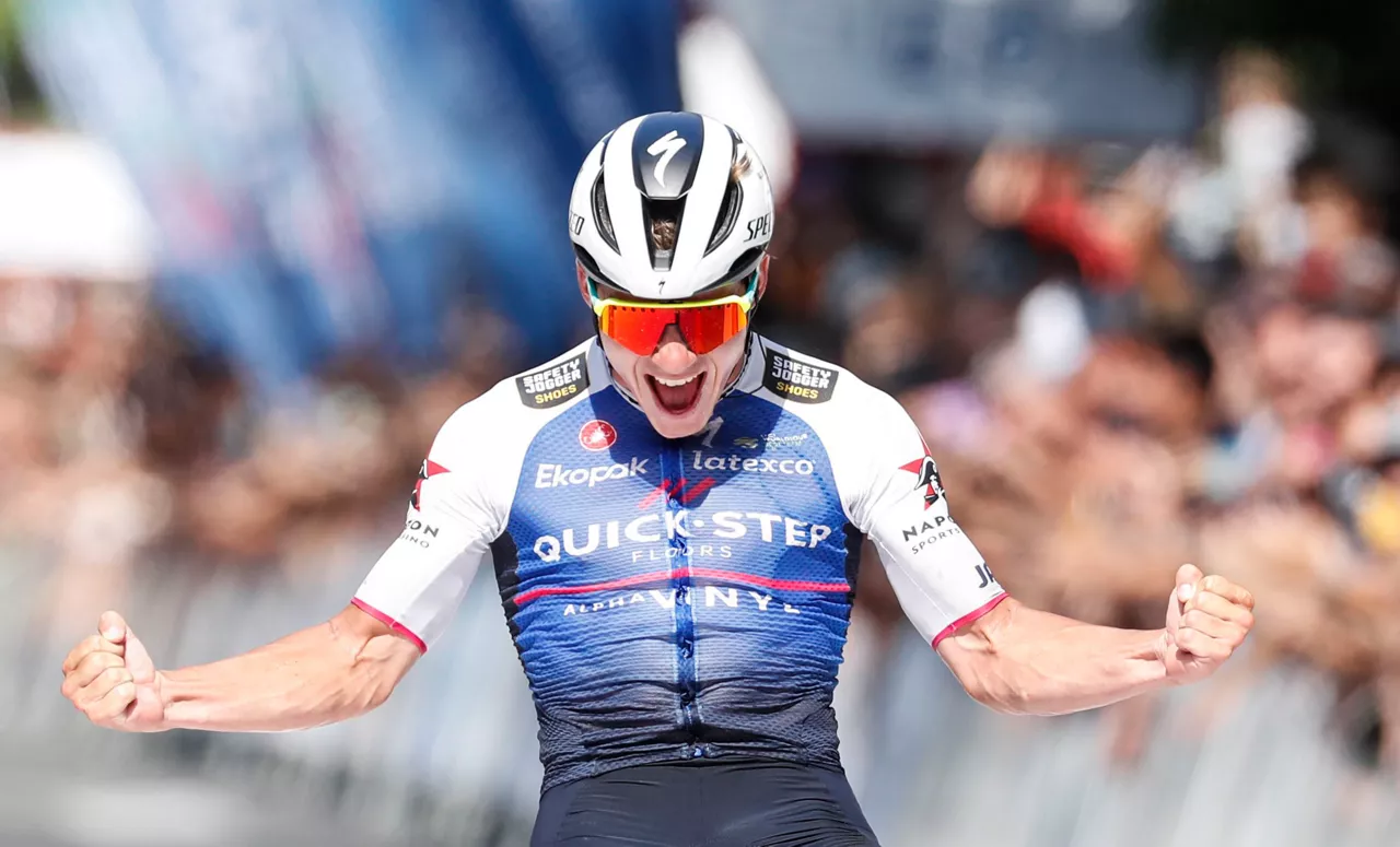 Evenepoel, Klasikoan lortutako bigarren garaipena ospatzen.