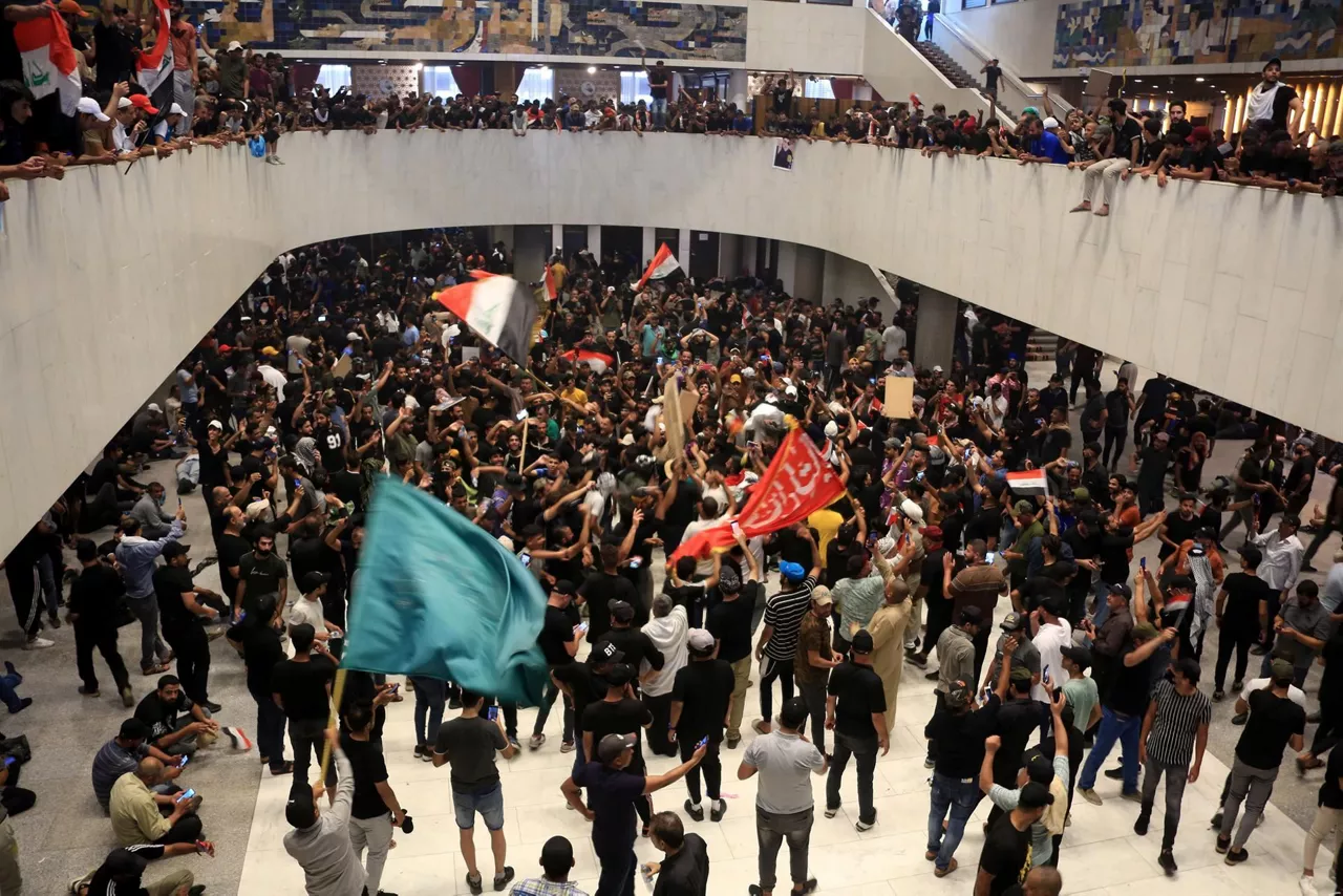 Imagen del interior del Parlamento iraquí tras el asalto. Foto: EFE