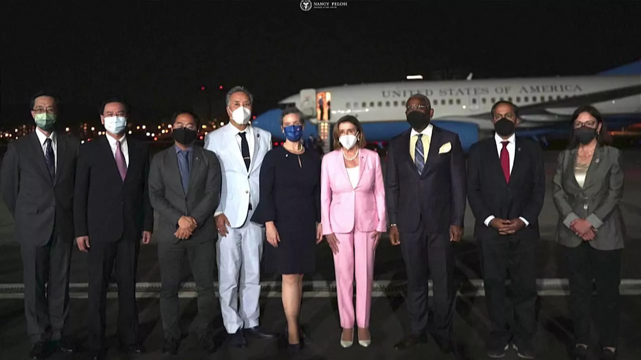 Nancy Pelosi en el aeropuerto Songshan de Taipéi. Foto: Reuters