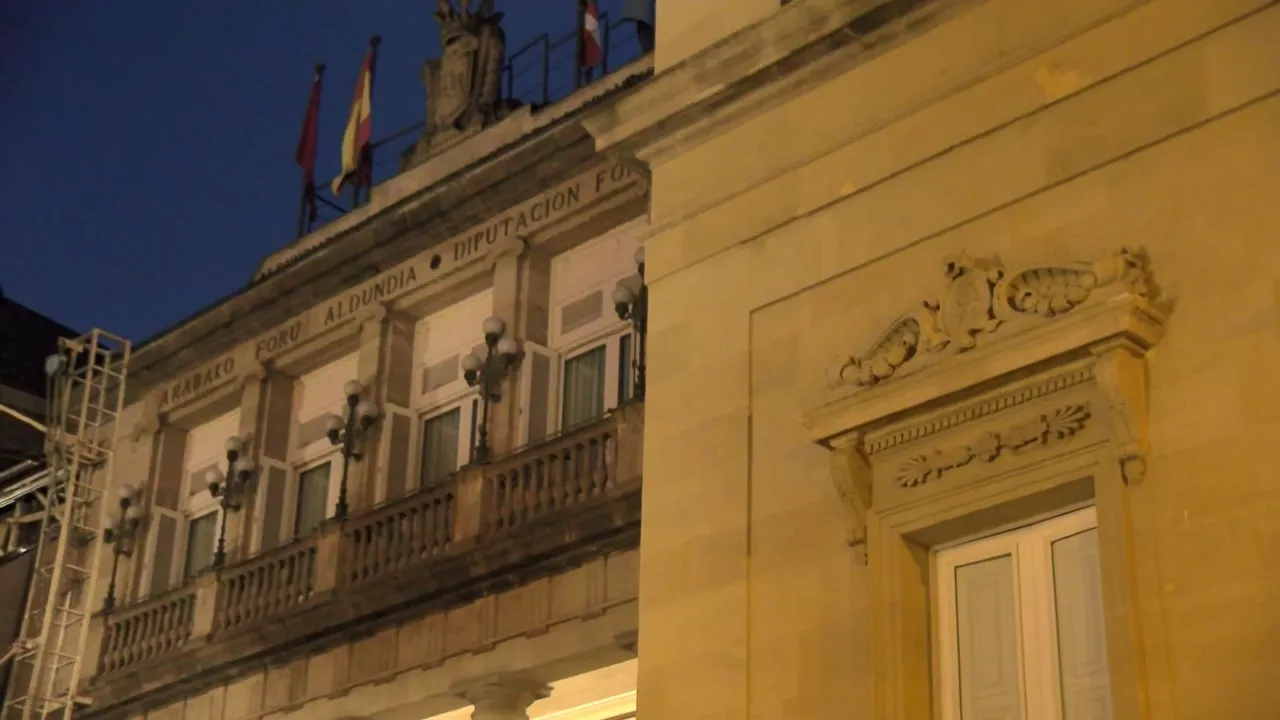 El palacio foral alavés con sus luces apagadas esta noche.