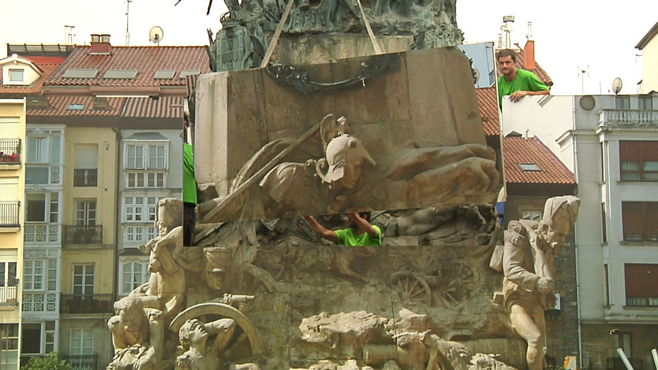 Andra Mari Zuriaren plaza.