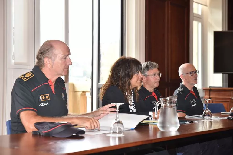 Bujanda, en primer plano, en la reunión de hoy en San Sebastián.