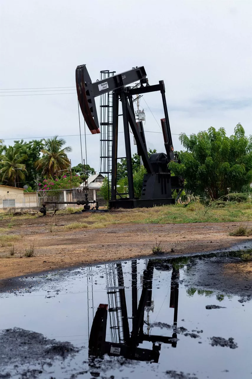 Restos petroleros sobre la costa oriental del Lago de Maracaibo (Venezuela). Foto: EFE