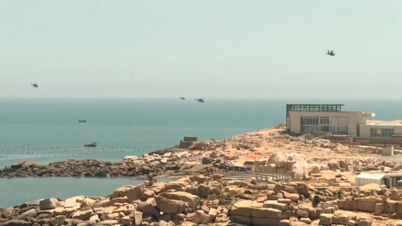 Varios helicópteros chinos sobrevuelan Taiwán.