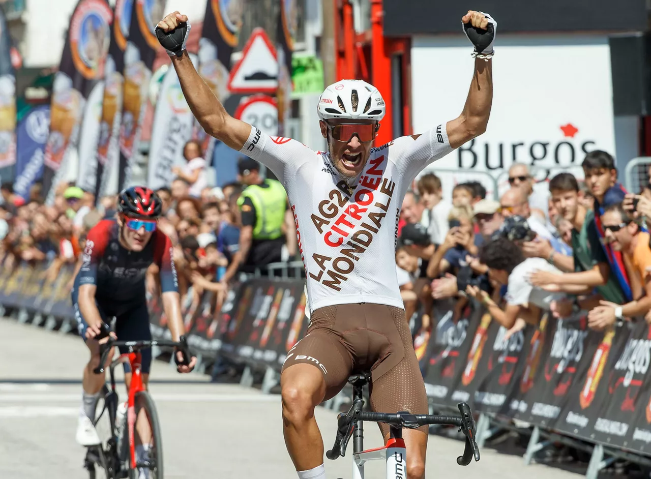 Bastien Tronchon alza los brazos en señal de victoria.