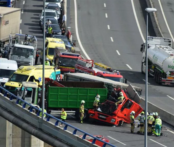 Bomberos trabajan para sacar a la persona atrapada.