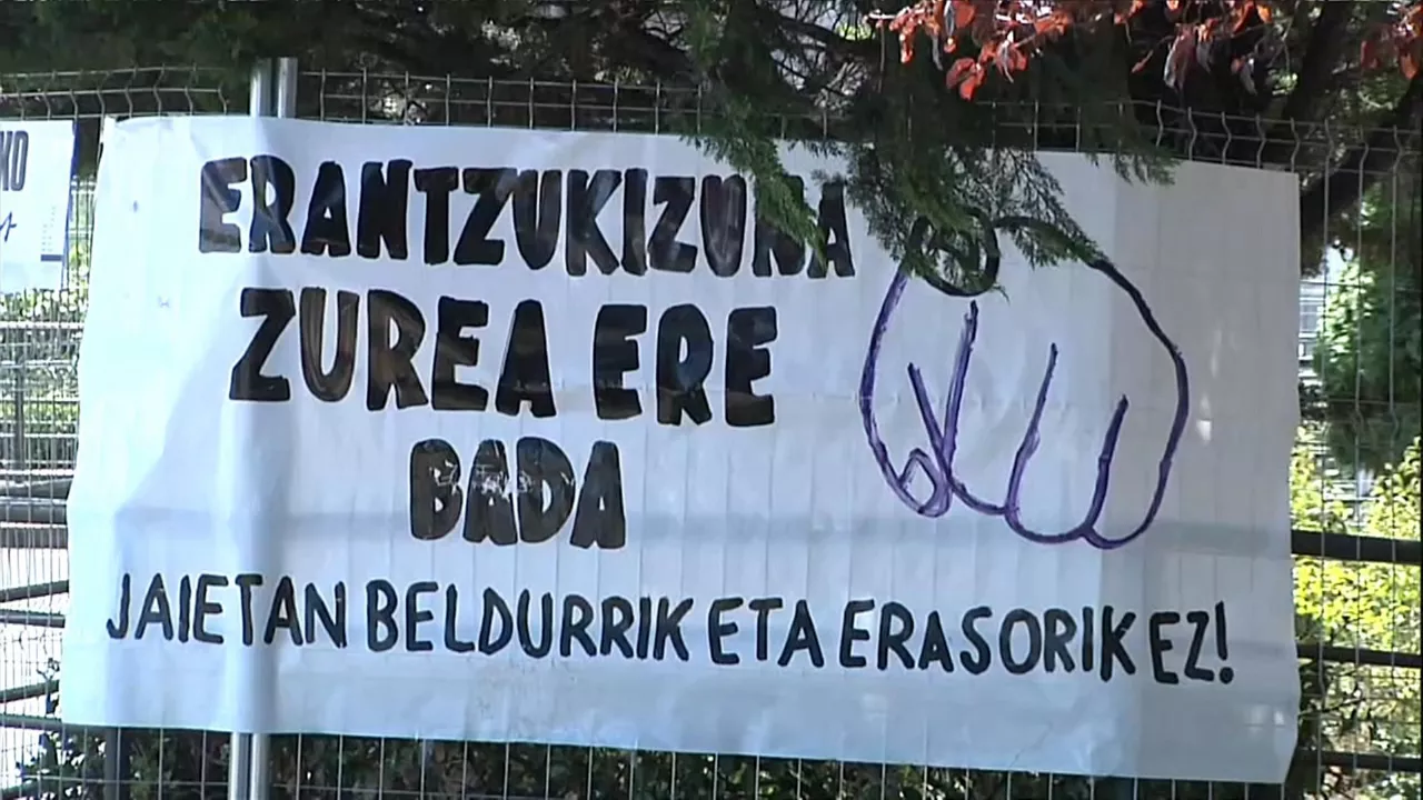 Emakumeen aurkako erasoen kontrako kartela, Algortan. Argazkia: EITB MEDIA