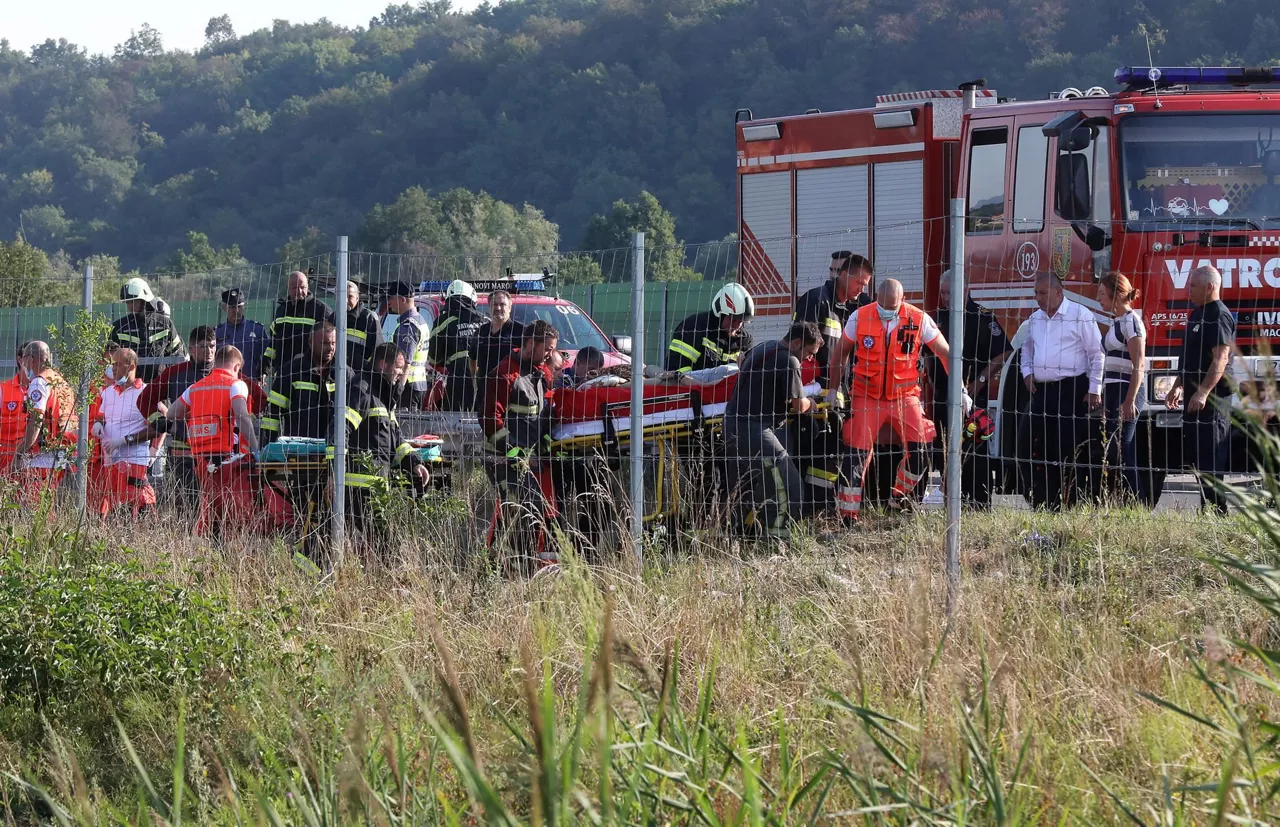 Equipos de emergencia trabajando en el lugar del accidente. Foto: EFE