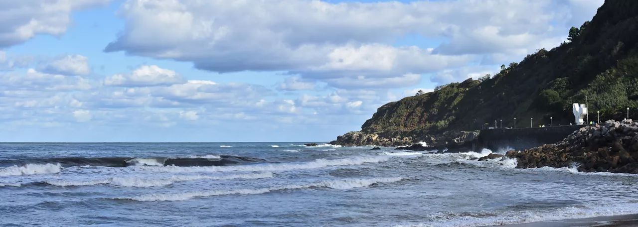 Sagües, con las rocas de Mompás, al fondo. Foto: Xanti Esnaola Eskisabel