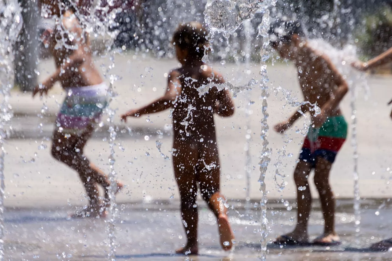 Niños jugando con agua. Foto: EFE