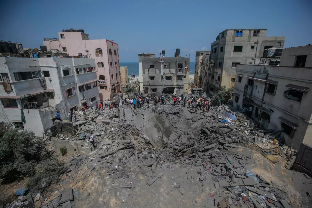 Los palestinos inspeccionan una casa destruida tras los ataques aéreos israelíes