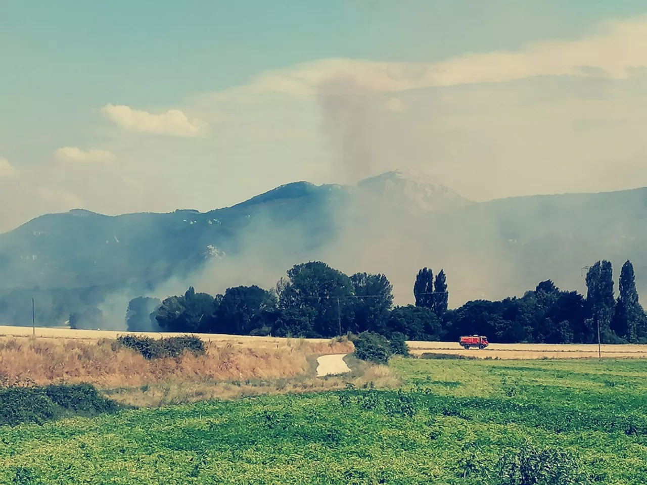 Se reavivan dos focos del incendio en Zambrana (Álava). Foto: Bomberos Euskadi