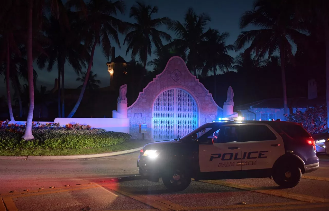 Una dotación de la Policía, frente a la mansión de Mar-a-Lago, esta madrugada.