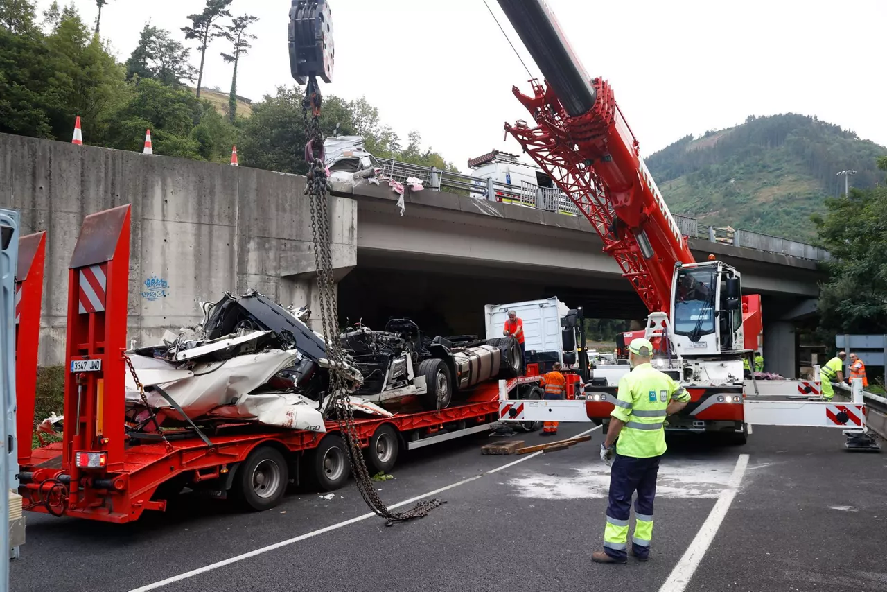 Operarios trabajan para retirar el camión siniestrado.