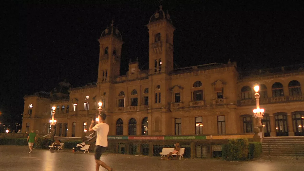 El Ayuntamiento de San Sebastián, a oscuras. EITB Media