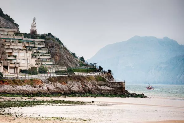 Entrada al puerto de Santoña con la Virgen del Puerto