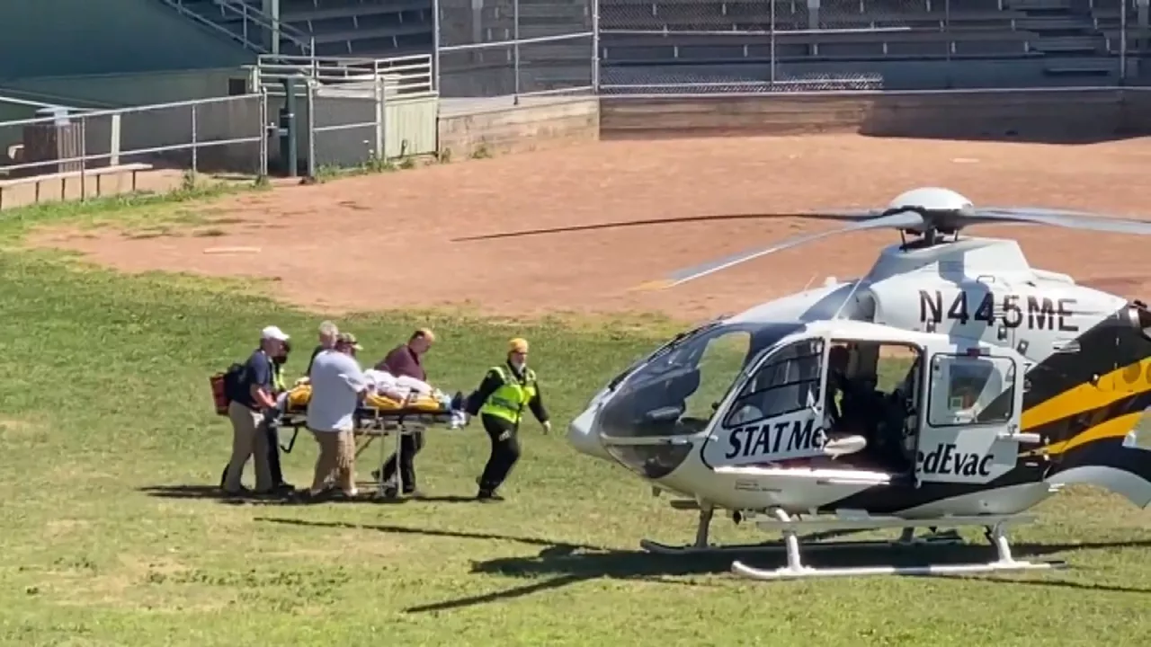 El escritor indio-británico Salman Rushdie ha sido trasladado al hospital en helicóptero
