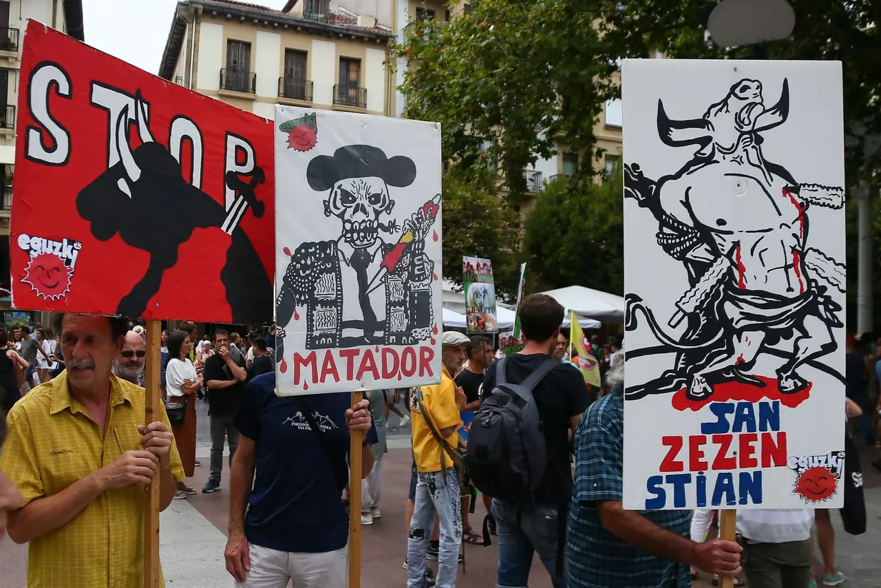Zezenketen aurkako pankartak, Donostian ikusgai. Argazkia: EFE