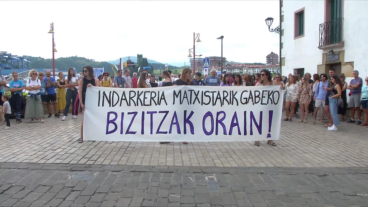Elkarretaratzea eguerdian egin dute. Argazkia: EITB MEDIA