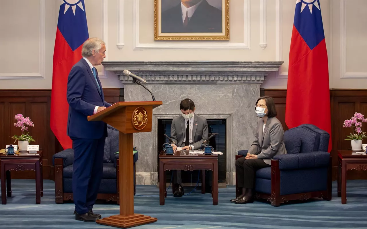 El congresista Ed Markey se dirige a la presidenta de Taiwan Tsai Ing-wen. EFE