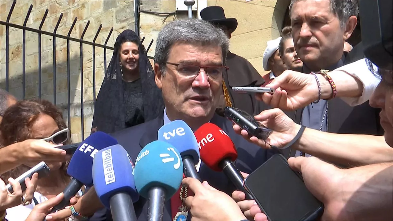 Aburto realiza declaraciones antes de bailar el aurresku.