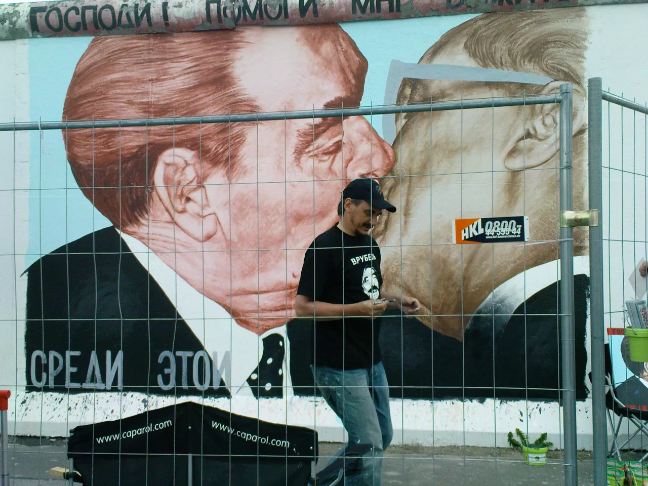 Dmitri Vrúbel, frente a su obra de arte. Foto: Don Ludwig.