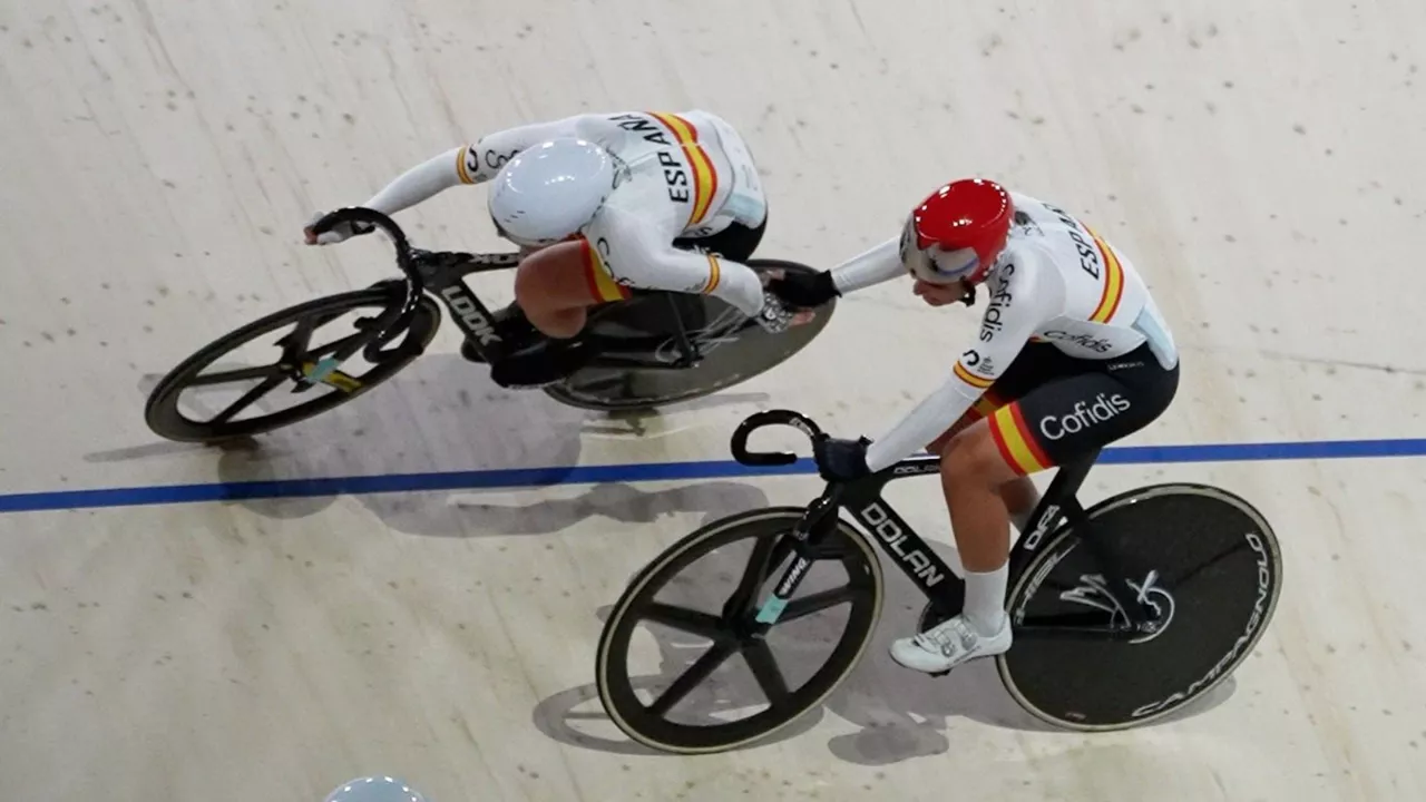 Tania Calvo (kasko zuria) eta Eva Anguela.