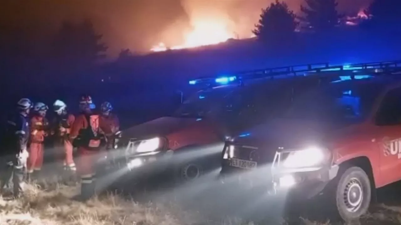 Suhiltzaileak lanean. EFEren bideo batetik ateratako irudia.