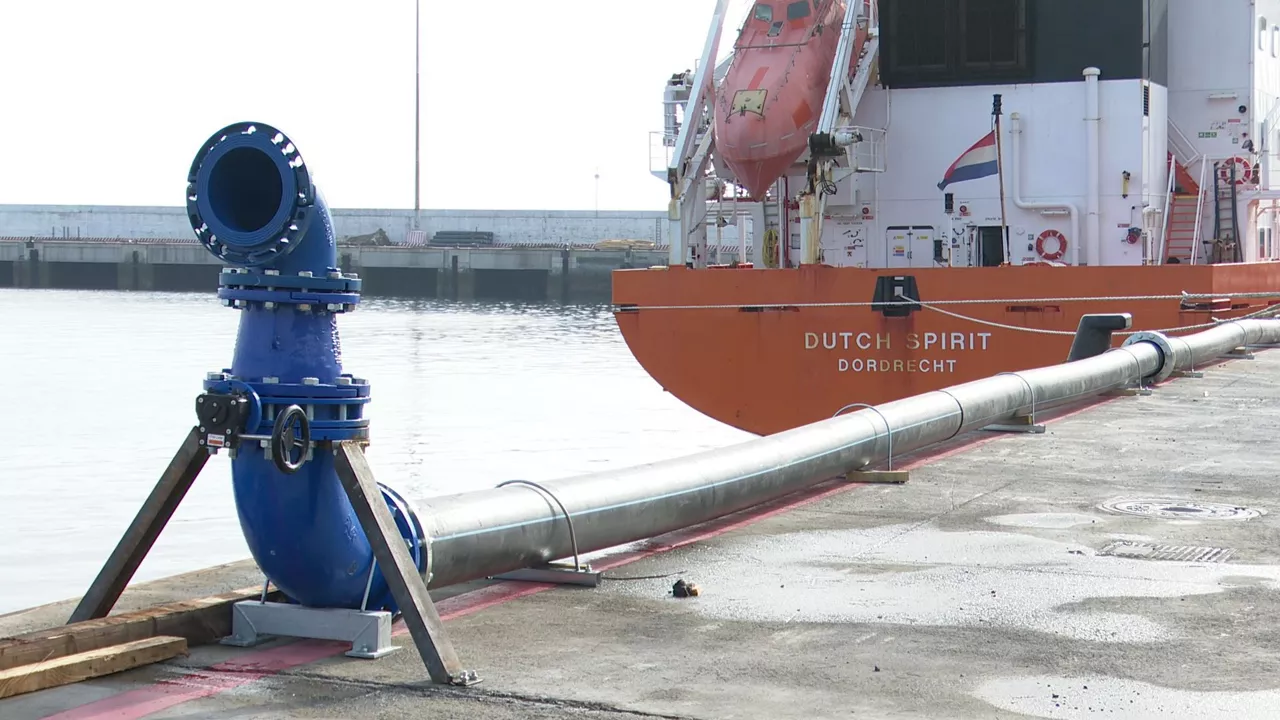 El agua es bombeada a través de tuberías desde el barco atracado en Bermeo. Foto: CABB