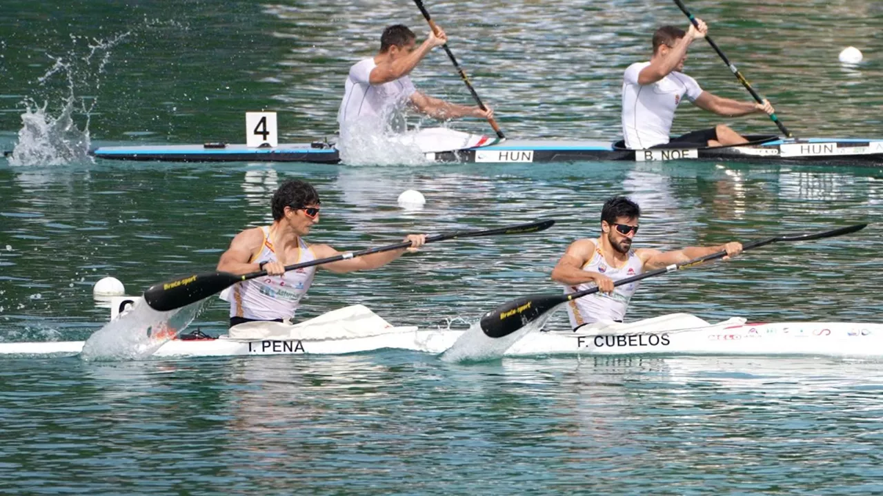 Iñigo Peña Paco Cubelosekin batera arraun egiten.