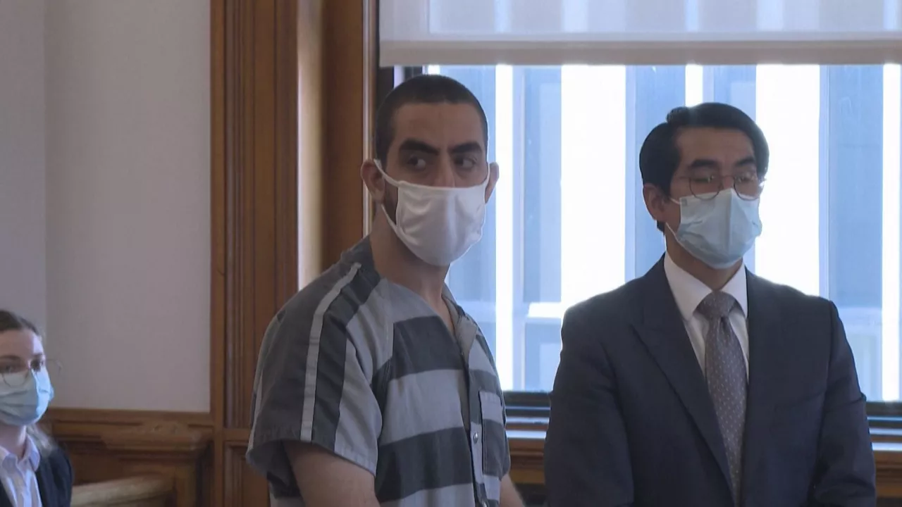 Hadi Matar, epailearen aurrean. Agentzietako bideo batetik ateratako irudia.
