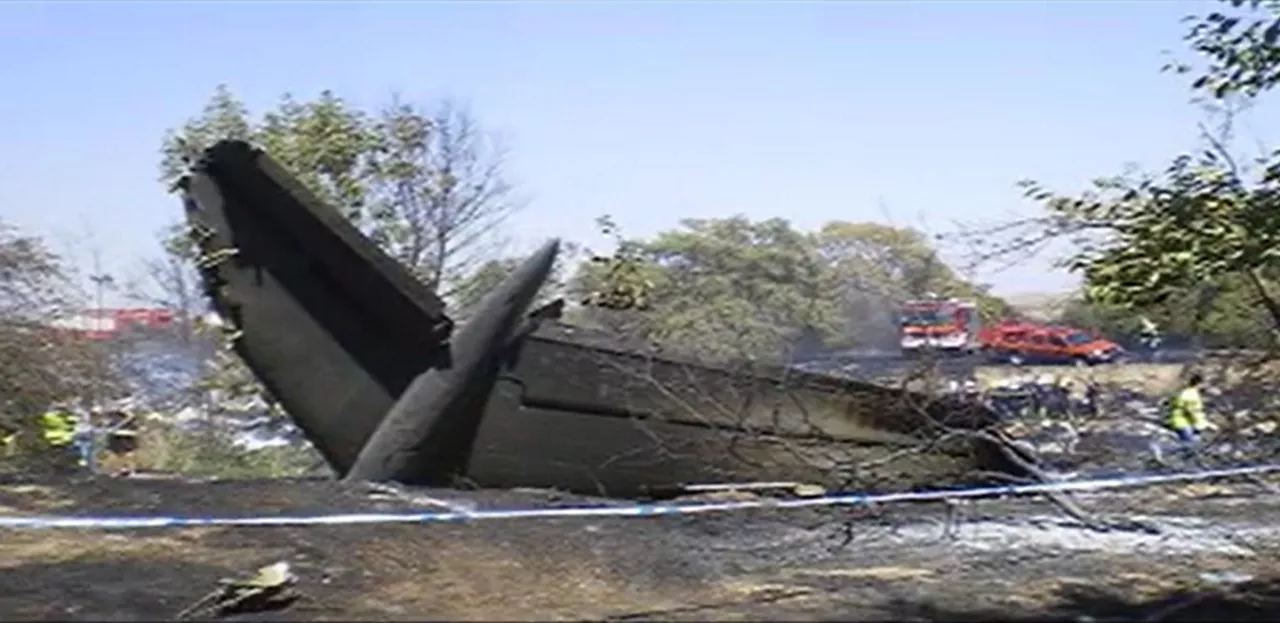 El avión estrellado en una foto sacada de un vídeo de EITB Media.