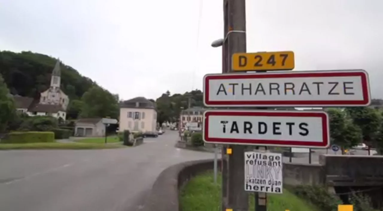 Atharratze sarrerako kartela, EITB Mediaren bideo batetik hartuta.