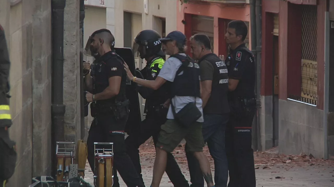 Ertzainas acceden al edificio. Imagen obtenida de un vídeo de EITB Media.
