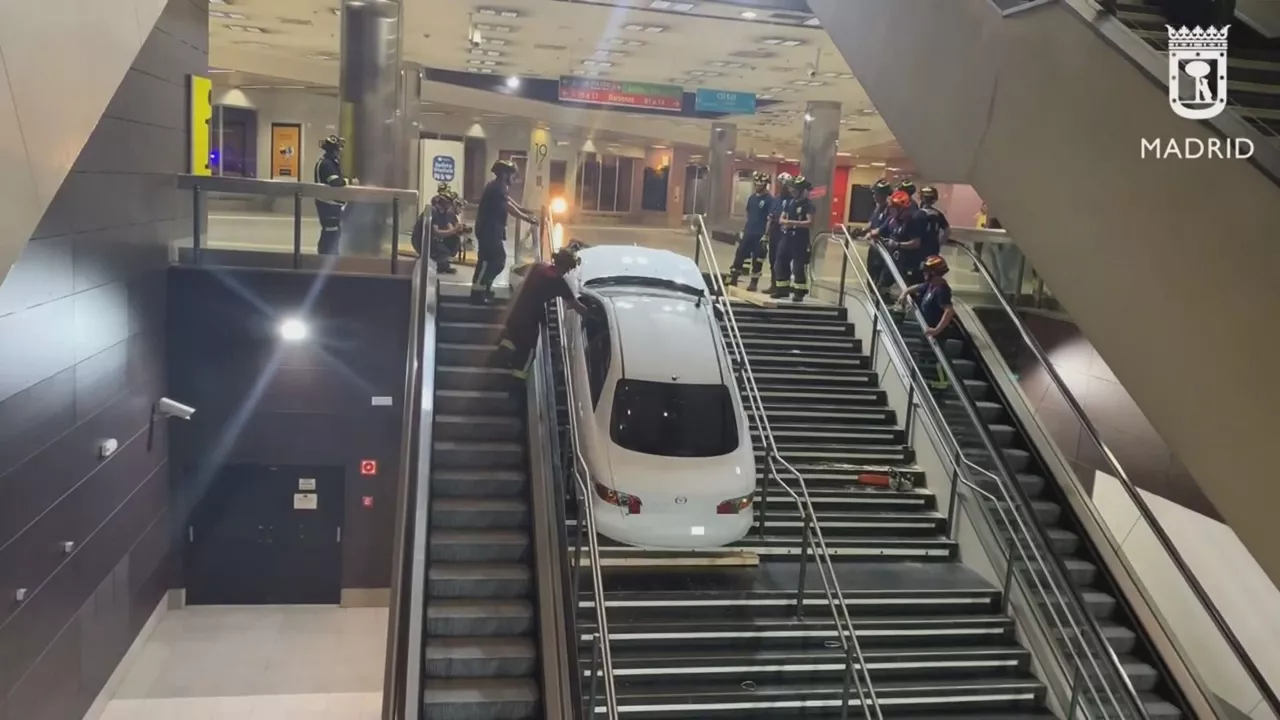 Istripua izan duen autoa. EFEren bideo batetik ateratako irudia.