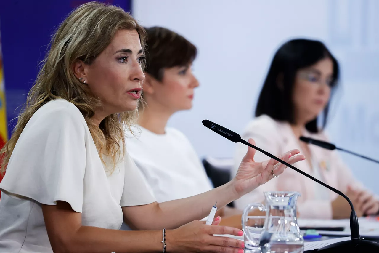 Raquel Sánchez con Isabel Rodríguez y Carolina Darias este martes. Foto: EFE.